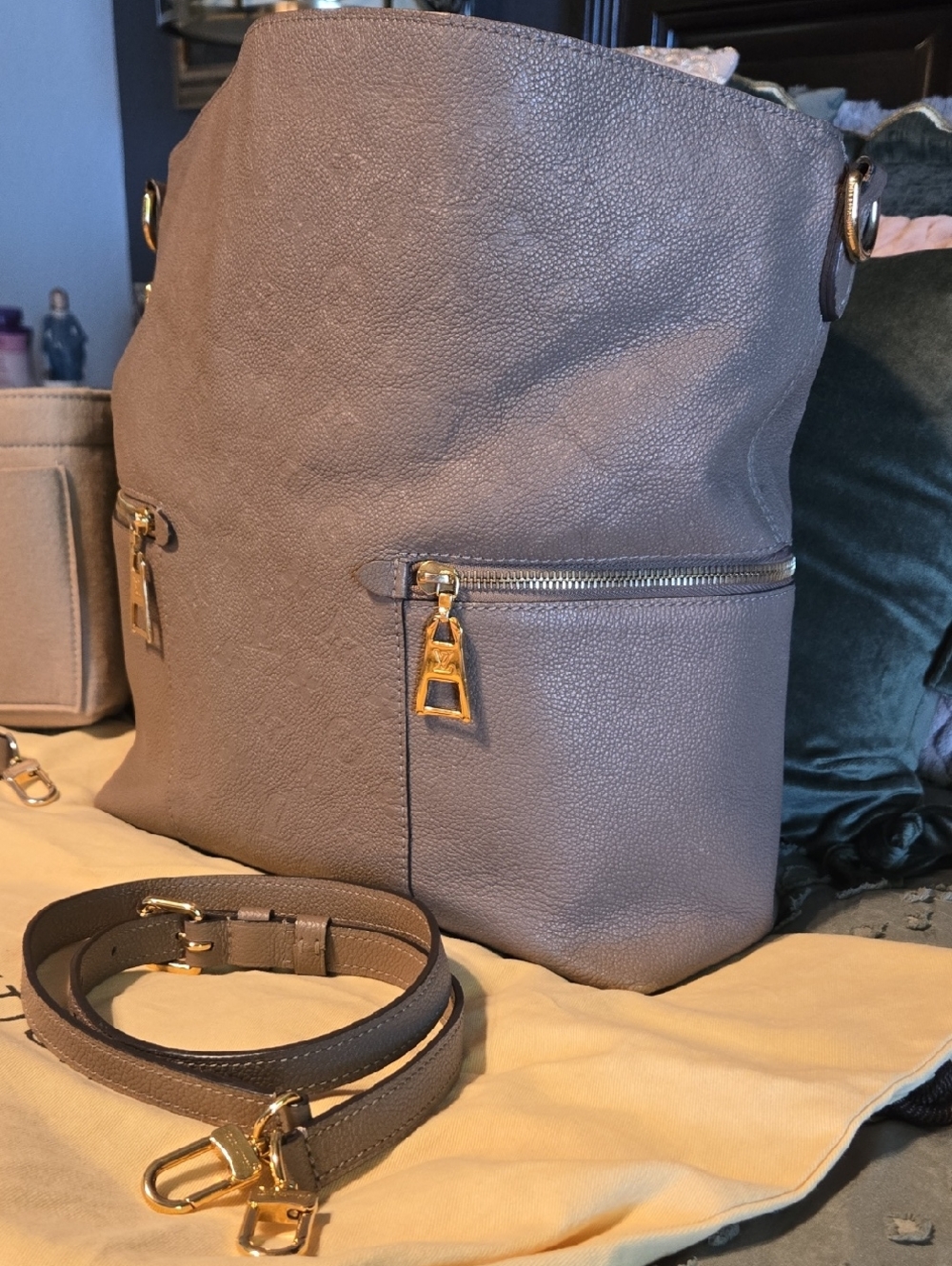 Vuittion Monogram Empreinte Hobo. - Picture 3 of 10